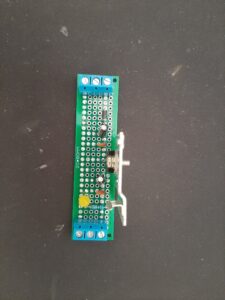 PCB Por debajo del regulador de voltaje con 7805