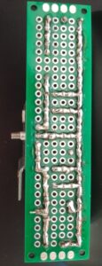 PCB Por debajo del regulador de voltaje con 7805