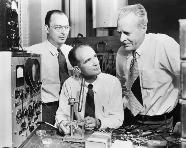 William Bradford Shockley,John Bardeen y Walter Brattain posando tras la invención del transistor.